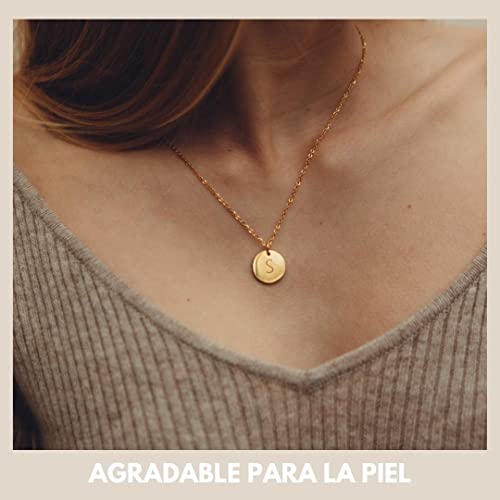 GD GOOD.designs EST. 2015 Collar Colgante Iniciales I Cadena Oro de Mujer de Letras I Regalos para la Novia I Joyería Chapado en Oro de 18 Quilates (M)