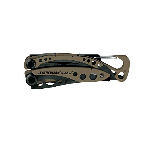 Leatherman Skeletool - Herramienta multiusos resistente con 7 herramientas esenciales incluyendo un abridor de botellas, para aventuras al aire libre hecha en los EE.UU., en marrón coyote