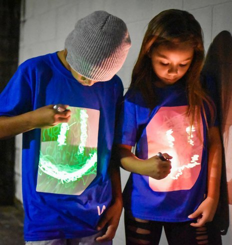 Illuminated Apparel Camiseta con diseño Interactivo con luz Que Brilla en la Oscuridad (Azul/Verde, 9-11 Años)