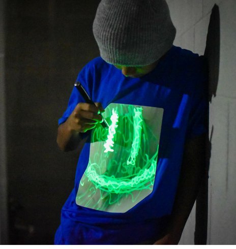 Illuminated Apparel Camiseta con diseño Interactivo con luz Que Brilla en la Oscuridad (Azul/Verde, 9-11 Años)