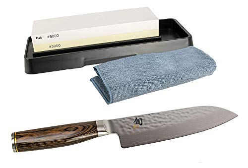 Juego de regalo Kai Shun Premier Tim Mälzer TDM-1702, cuchillo Santoku, hoja de damasco (32 capas) de 18 cm, piedra de afilar Kai AP-0316 con grano 3000/6000 y gamuza de limpieza