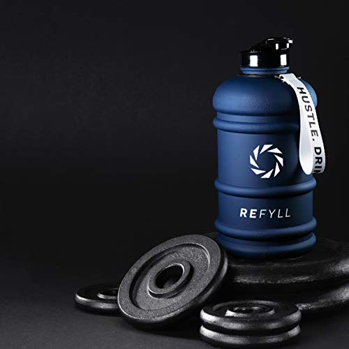 REFYLL Botella Deportiva de 2 litros de Capacidad, champFYLL, Robusta Botella de Agua de 2 litros, para Gimnasio, Fitness y Entrenamiento, 2200 ml, Botella de 2 litros (Azul Marino)