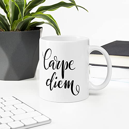 Taza con texto en inglés «Carpe Diem» de color negro. Idea de regalo original para amigos, pareja, enamorados, hermanas, hermanas, cumpleaños, Navidad o simplemente para el placer.