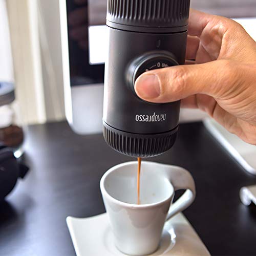 WACACO Nanopresso Cafetera Espresso Portátil, Versión Mejorada de Minipresso, 18 Bar de Presión, Cafetera de Viaje, Operada Manualmente, Mini Máquina de Café para Camping, Gris