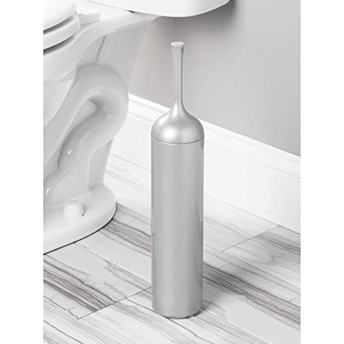 mDesign Moderna escobilla de baño con portaescobilla – Excelente soporte con escobilla del váter de – Discreto escobillero de baño de pie en plástico duradero – plateado