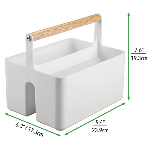 mDesign Cesta con asa para el baño – Caja organizadora con 2 compartimentos para cosméticos, maquillaje o pintaúñas – Organizador de cosméticos portátil de plástico con asa de madera – gris claro