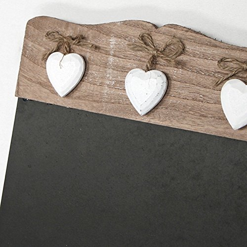 Rústico de madera blanco cara de pizarra con pizarra, estante y 3 corazón decorativo de Metal para colgar H37 x W24 cm – A fantástico valor personalizado Idea de regalo para el día de la madre.