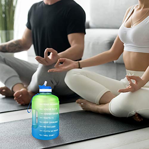 BuildLife Botella de agua motivadora de 2,2 litros con boca ancha y pajita y marcador de tiempo para beber diariamente, sin BPA, reutilizable, para gimnasio (verde/azul, 2,2 L)